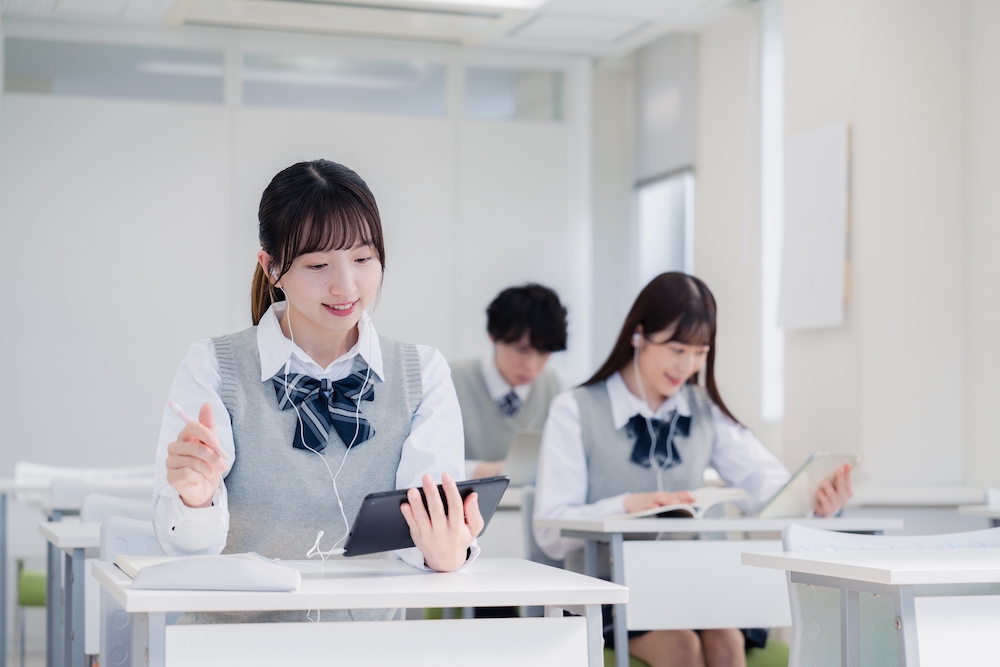 日本政府文部省于令和元年(2019年)开始推动「GIGA School」计划，希望能透过科技辅助教学的方式，进一步加快数字化学习的脚步。